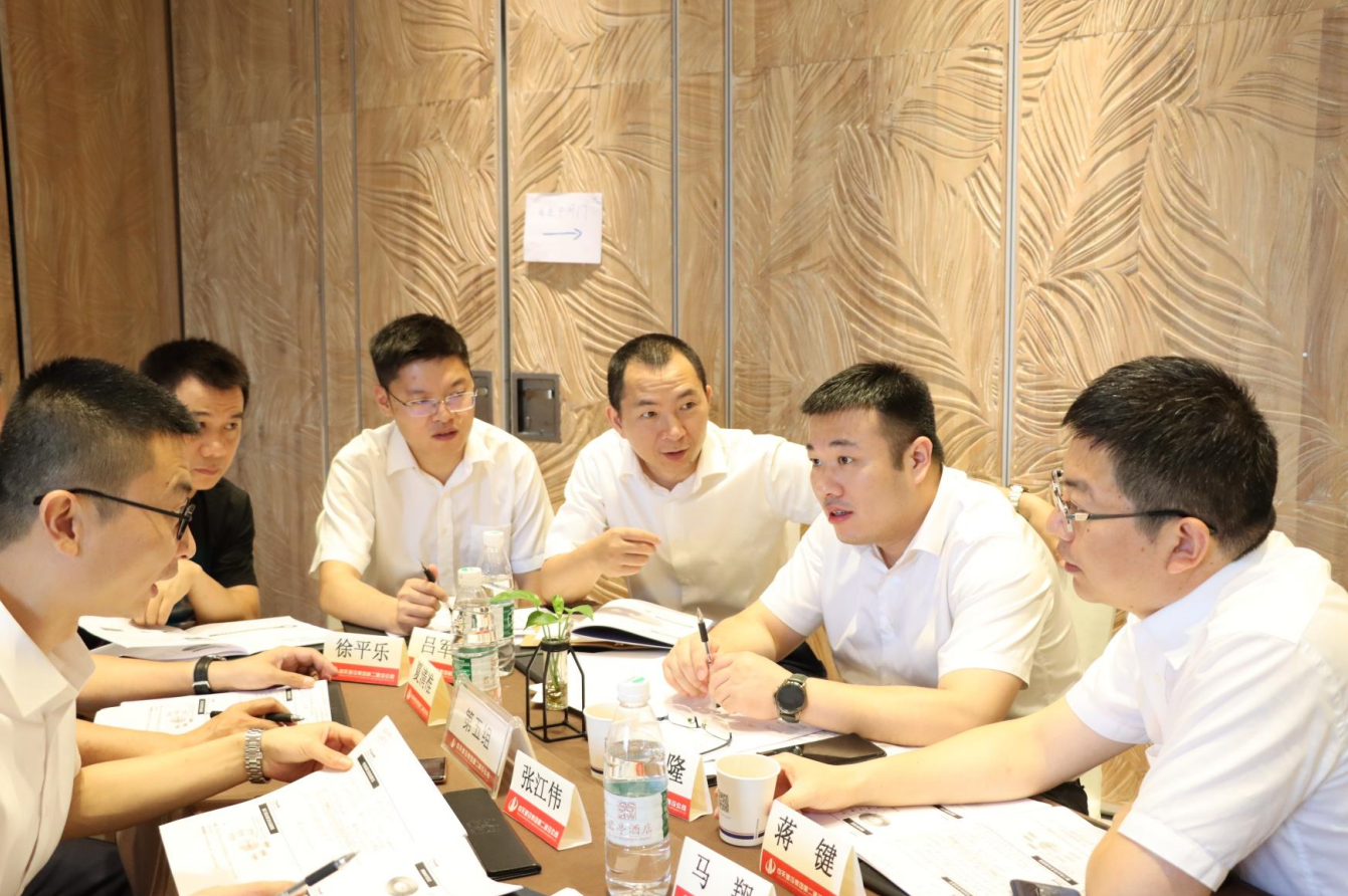 2021年6月25日-26日，快盈lll二建组织开展了2021年中高层主管执行力培训。本次培训特邀清华、北大、上海交大总裁班讲师，中国企业家协会特聘高级讲师许晋老师进行授课。